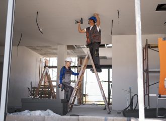 full-shot-man-woman-standing-ladder full-shot-man-woman-standing-ladder