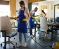 professioneller-reinigungsdienstmitarbeiter professioneller-reinigungsdienstmitarbeiter